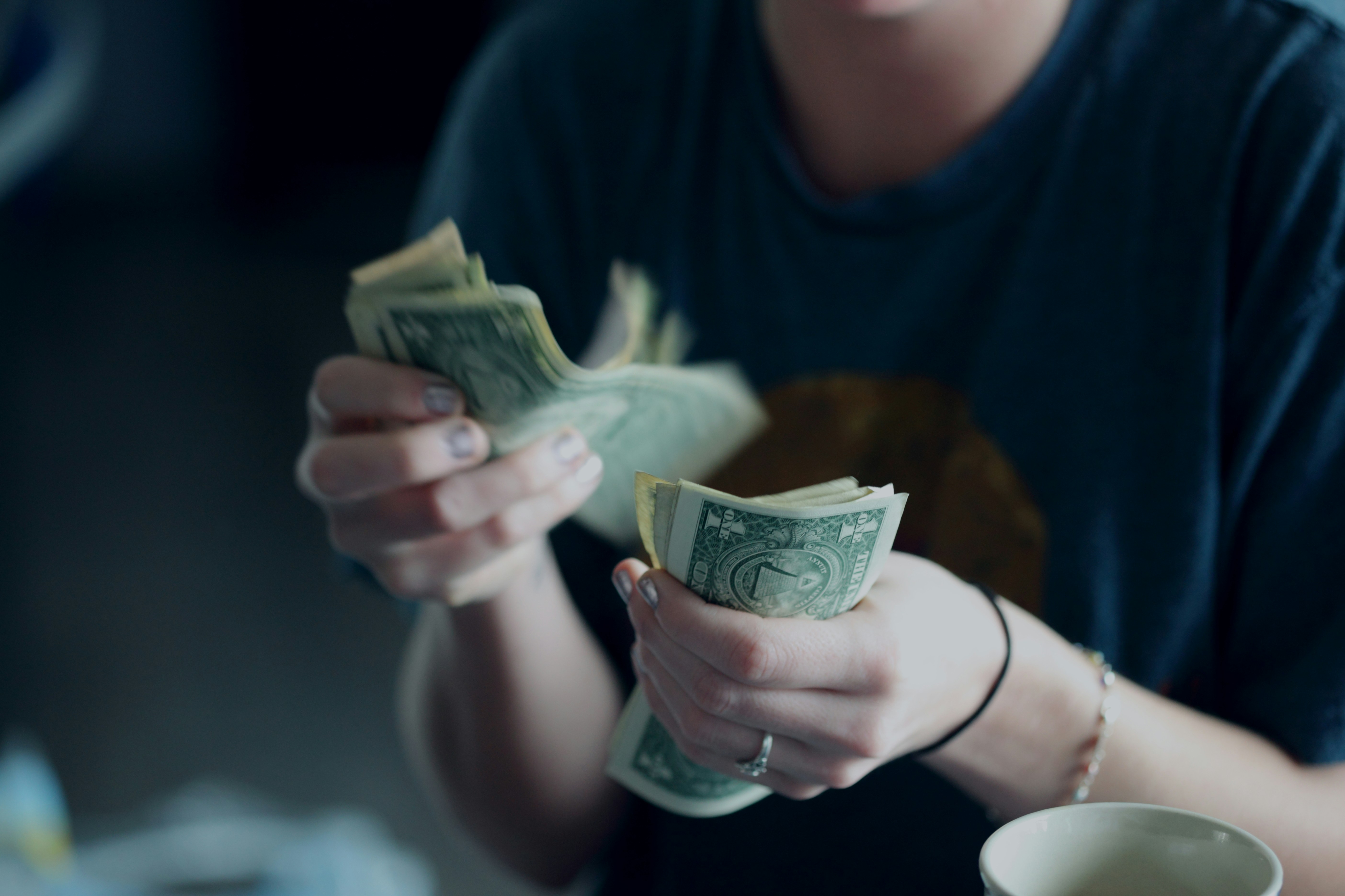 Personne comptant des billets de banque